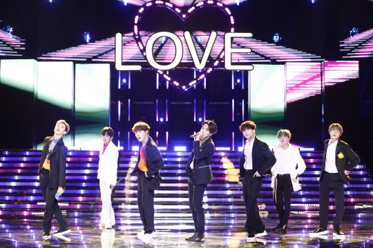 방탄소년단, 美 NBC '더 보이스' 파이널 게스트 출연 [사진 제공=Trae Patton/NBC]